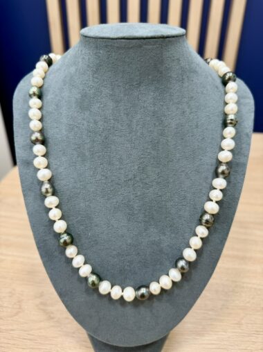 Collier de perles de cultures baroques blanche 54 et de Tahiti 17 Fermoir boule en or 750/1000