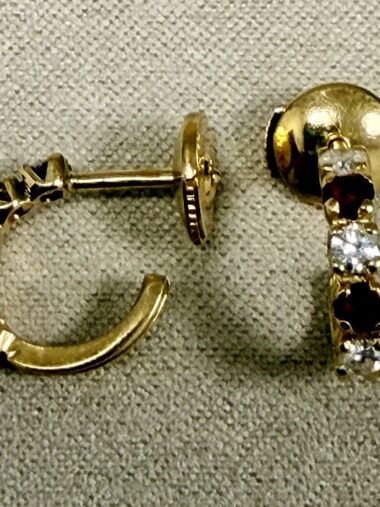Boucles d&rsquo;oreilles en Or Jaune 750/1000 demi créole tige avec fermoir Alpa Par BO : 2 rubis env. 2,5mm et 3 diamants env. 2,5mm