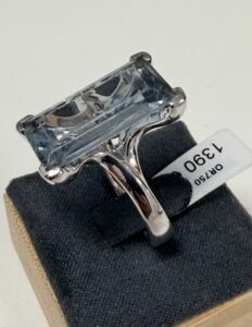Bague Or Blanc 750/1000 Aigue-marine 20x10mm environ 11ct