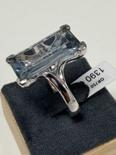 Bague Or Blanc 750/1000 Aigue-marine 20x10mm environ 11ct