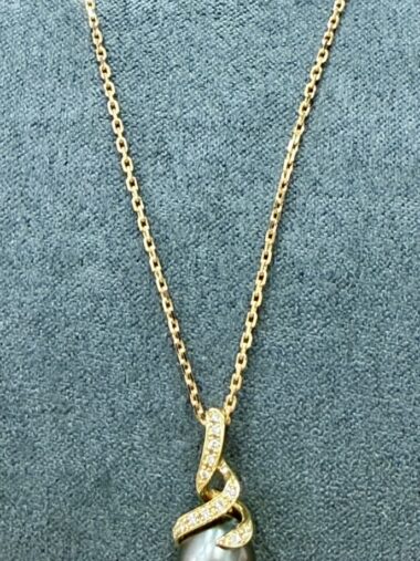 Pendentif Or Jaune + chaine perle de tahiti goute 8,4mm et 12 diamants