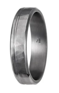 Bague tout or taille 60 Thor 52 martelée 5.0, dessus plat martelé, largeur 5,0 mm, épaisseur 1,6 mm, biseaux polis, gorge polie positionnée 1/3 Tantale 999 Gris