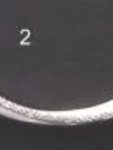 Collier avec pendentif 2 demi-cercles dont 1 pave de diamants or 750/1000 gris