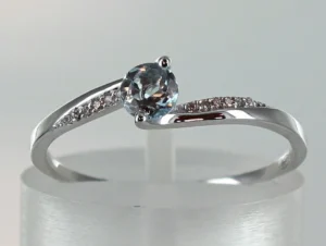 Bague empierrée taille 54 375 or gris topaze oxyde de zirconium Or 375/1000 Gris rhodié