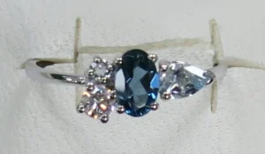 Bague empierrée taille 54 Or 375/1000 bague topaze bleue traitee 6x4 5x3 Gris rhodié